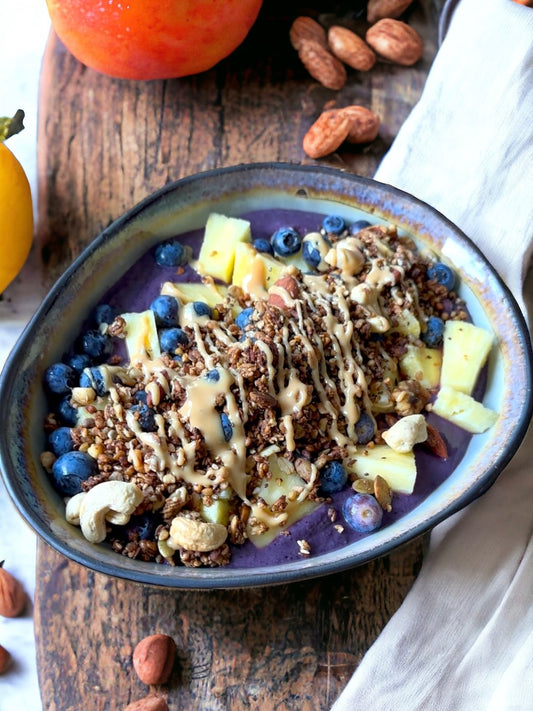 Blueberry Smoothie Bowl mit crunchy Granola